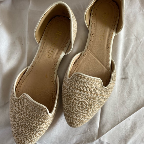 Boho Slip On Beige/White Tribal Print Flats - US 7 - Picture 2 of 3
